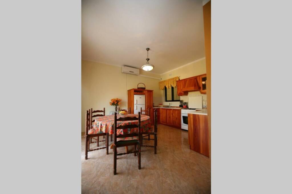 Spacious Apartment In Marsalforn, Gozo エクステリア 写真
